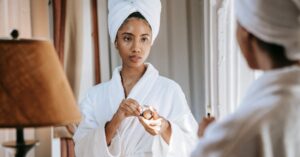 découvrez la routine quotidienne d'un ehpad, où le bien-être des résidents est au cœur des préoccupations. apprenez comment les activités, les repas et les soins sont organisés pour garantir une vie épanouissante et confortable aux personnes âgées.