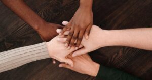 découvrez l'importance de la connexion sociale pour le bien-être mental et émotionnel. apprenez comment établir des liens significatifs et renforcer vos relations au quotidien.