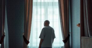 découvrez les enjeux de l'isolement des personnes âgées et explorez des solutions pour favoriser leur bien-être social et émotionnel. apprenez comment lutter contre cette problématique tout en soutenant nos aînés.