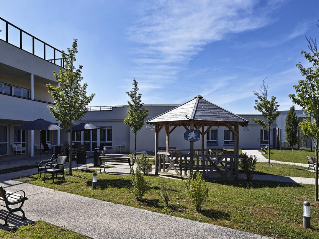 ehpad-les-terrasses-du-suzon_featured_image-2