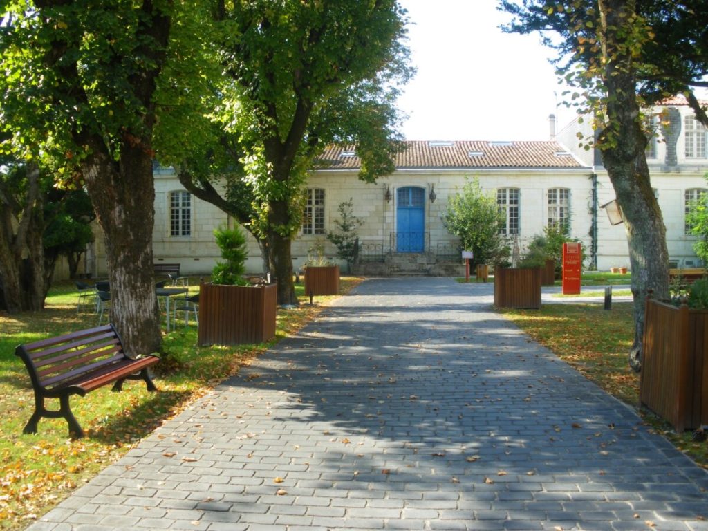 ehpad-residence-du-chateau-de-mons_featured_image-1